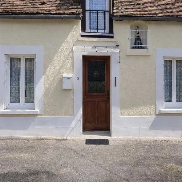 Après : façade repeinte, entourages et soubassement en blanc
